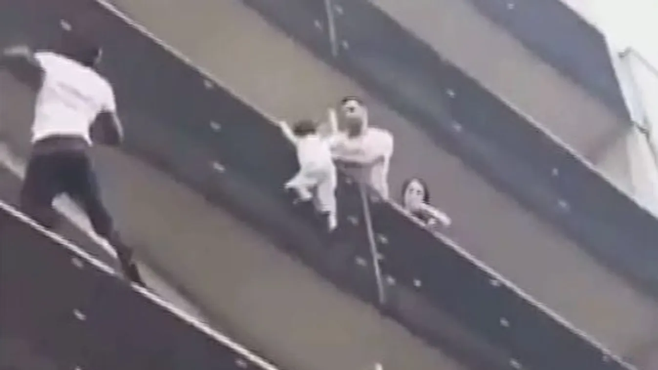 Nemzeti hős vált a párizsi pókemberből