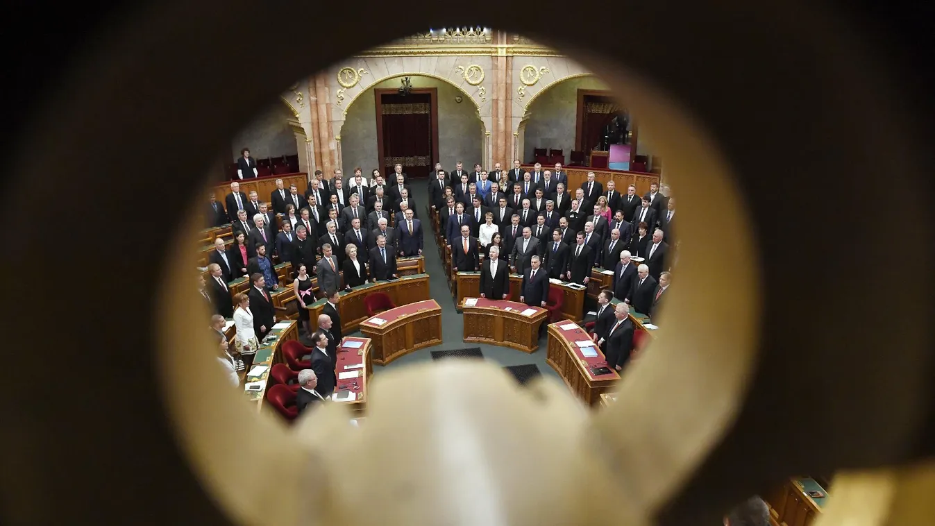Egész napos tüntetés kíséretében alakult meg az új országgyűlés