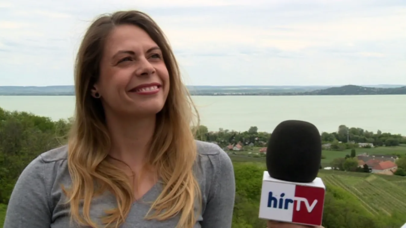 Borászlány a Balaton felett