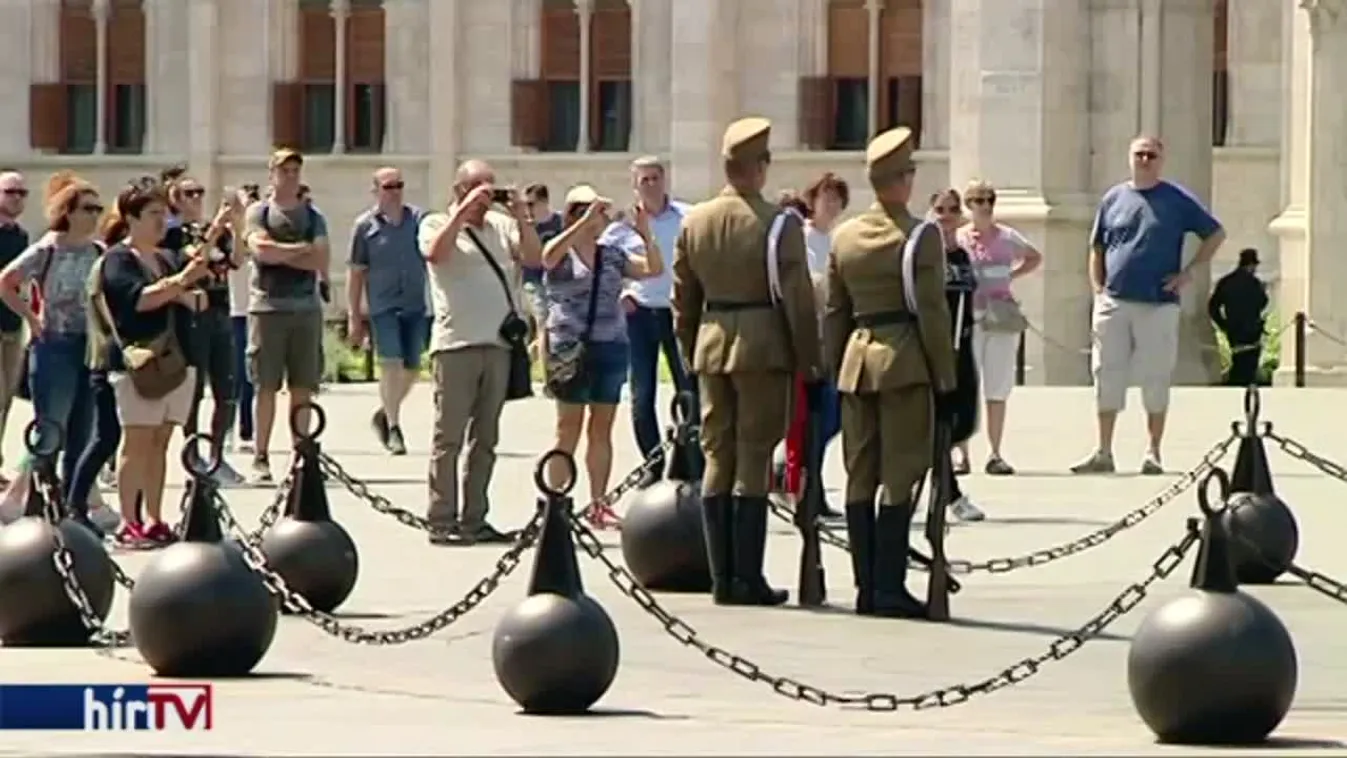 Körbezárja a TEK a Kossuth teret a kormányellenes tüntetések napján