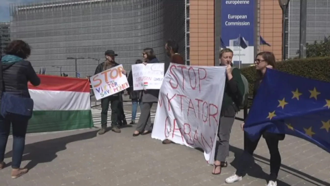 A magyar korrupció ellen tüntettek Brüsszelben