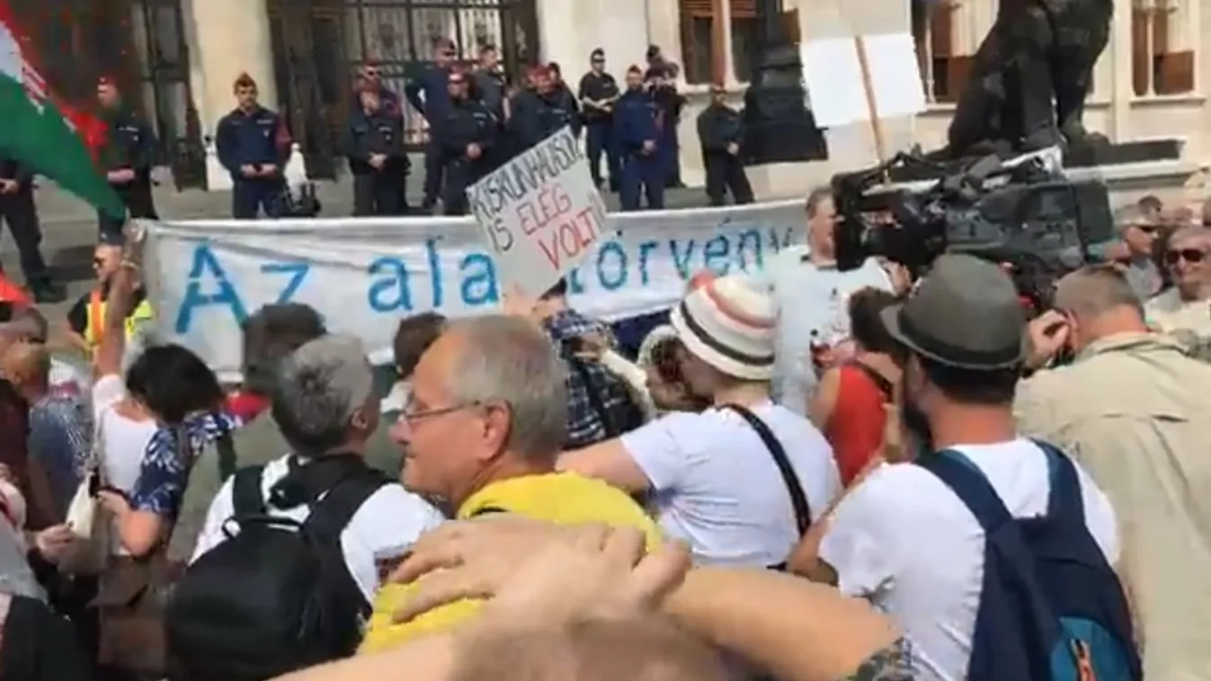 Bejutottak a tüntetők a lezárt Kossuth térre, újabb élőlánccal próbálkoznak