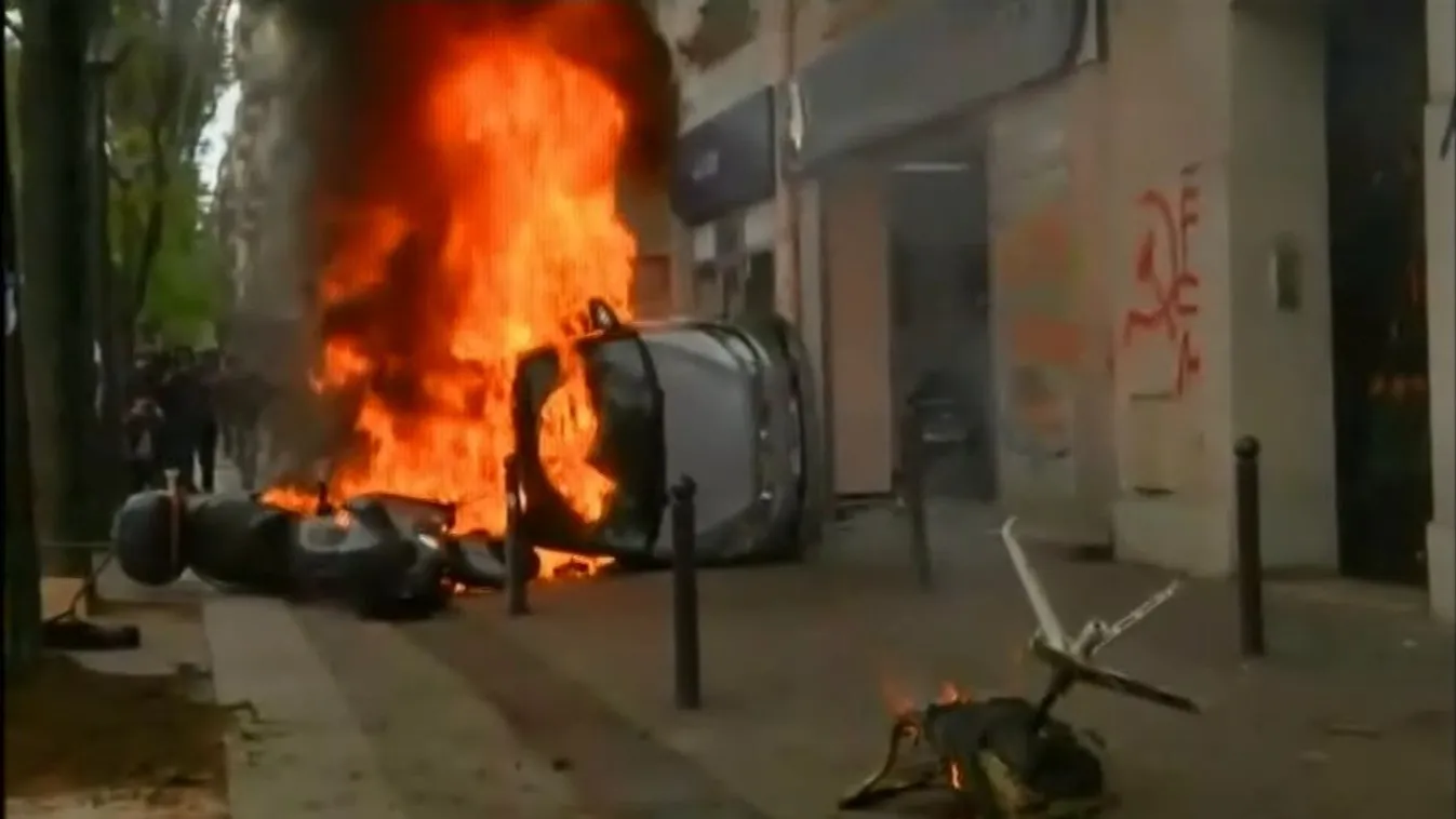 A tüntetők kemény magja összecsapott a rendőrökkel