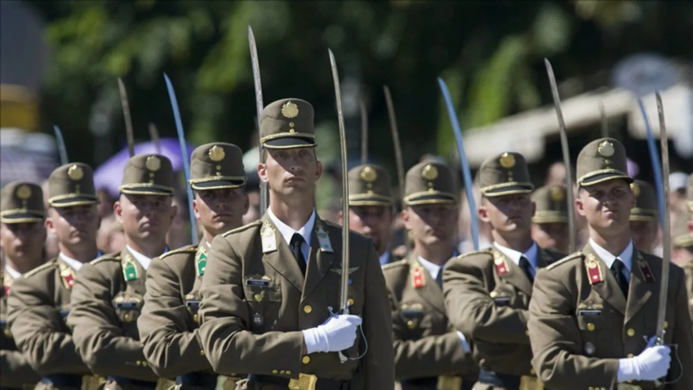 32,7 millióért vesz kardokat a honvédség