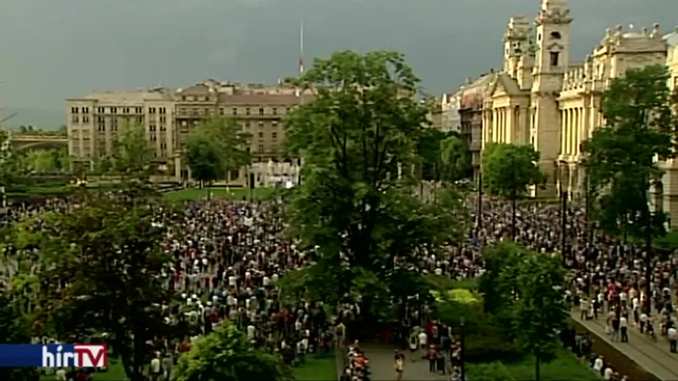 Reggeli járat – Tüntettek