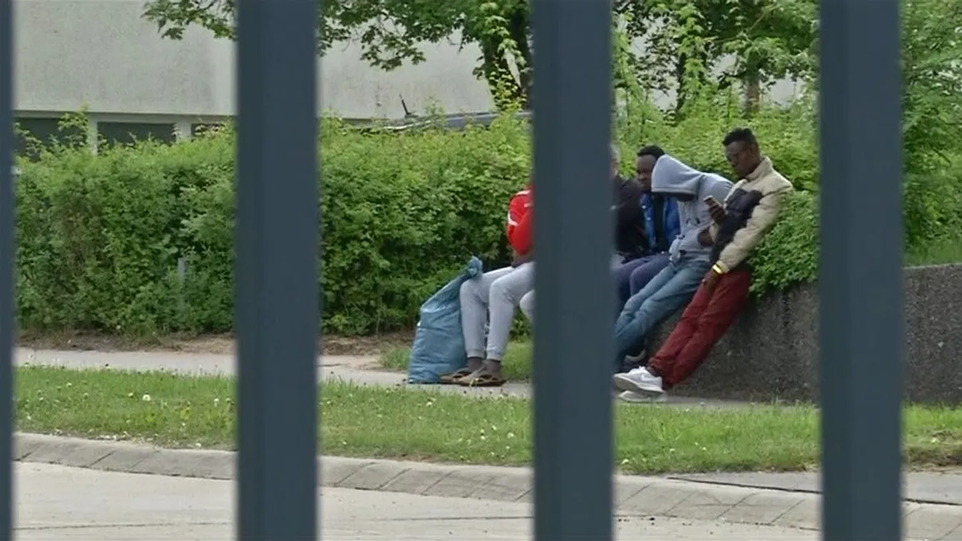 Megrohamozták a menekülttábort, kattant a bilincs a kiutasított migránson