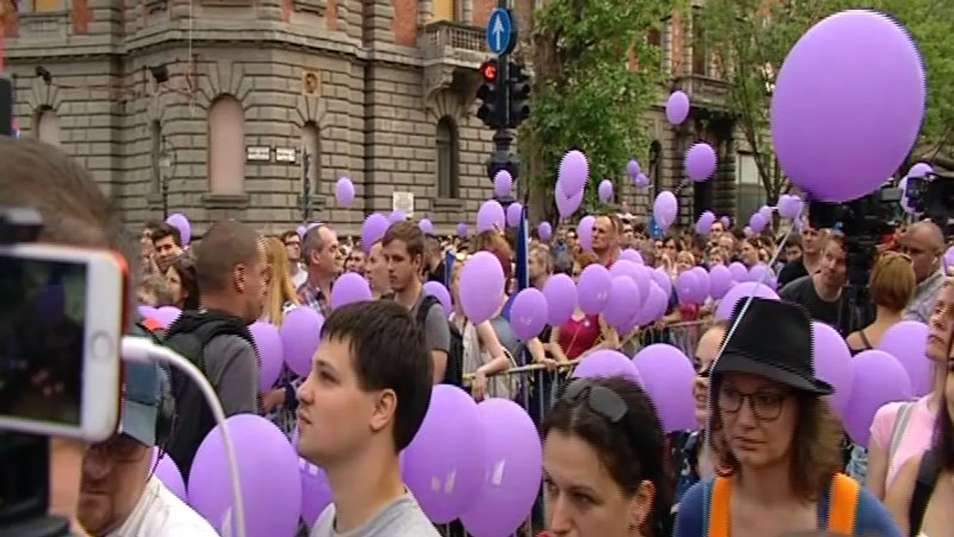 „Maradunk, ellenállunk, változtatunk!” – a kormány ellen tüntetett a Momentum