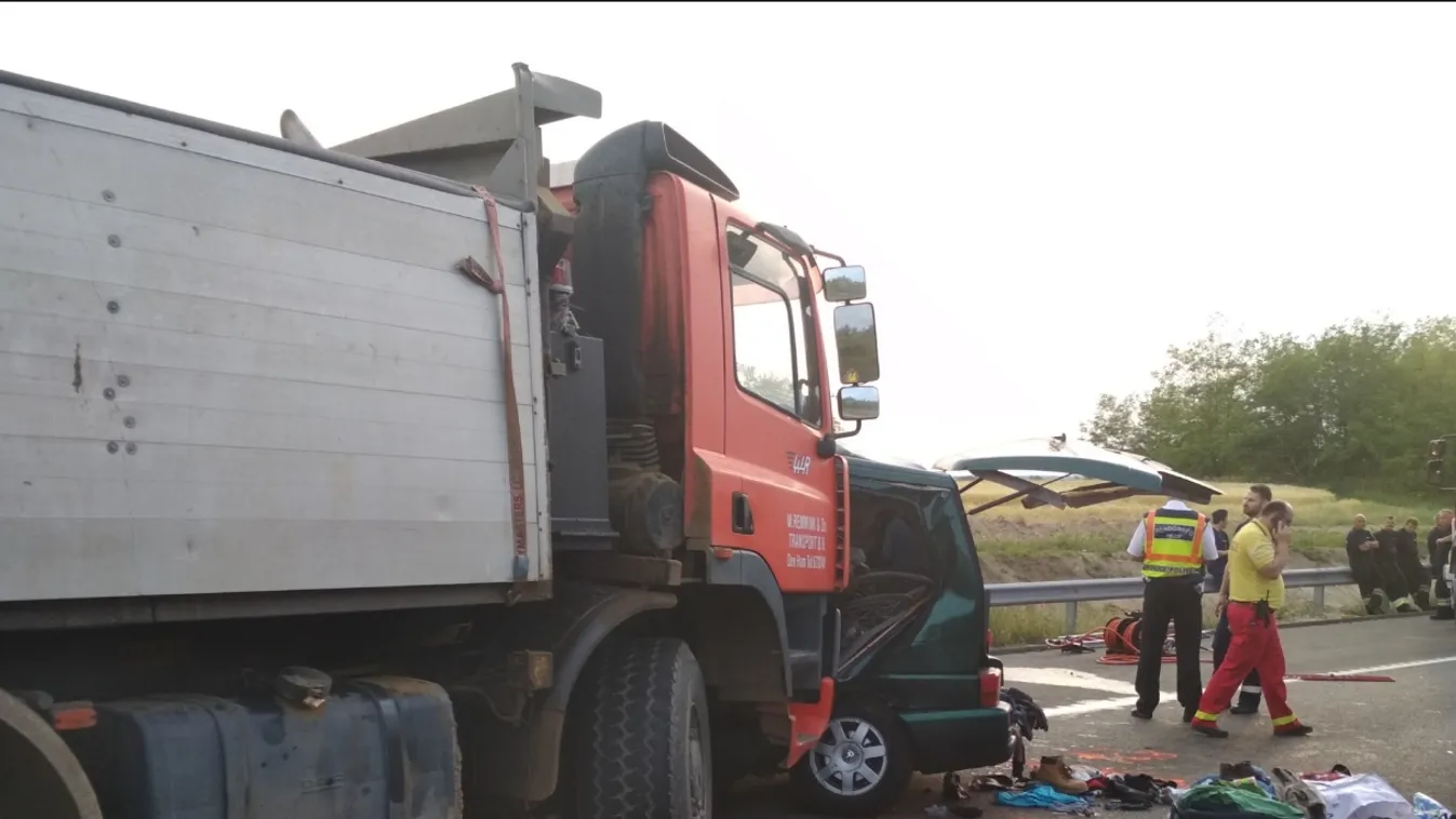 Kilenc ember halt meg a 4-esen történt balesetben