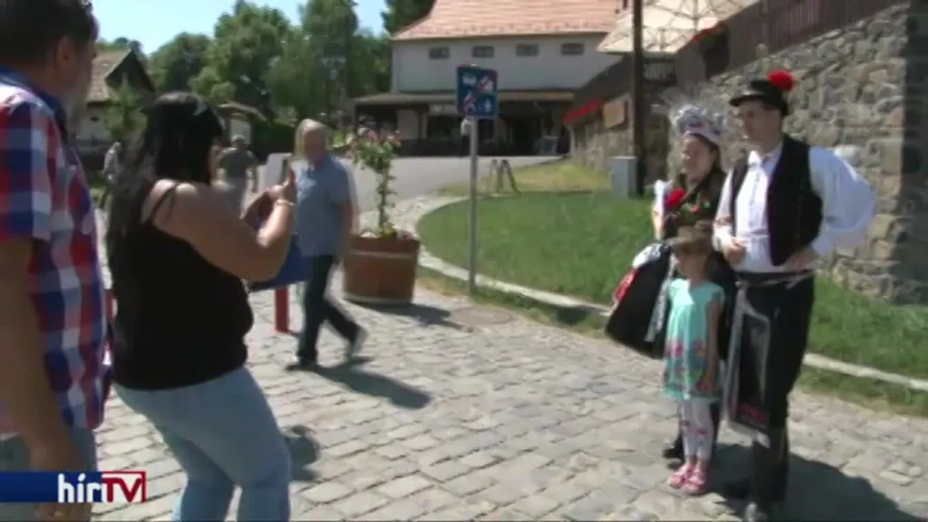 Hagyományőrzés és népviseleti bemutató Hollókőn Pünkösd alkalmával