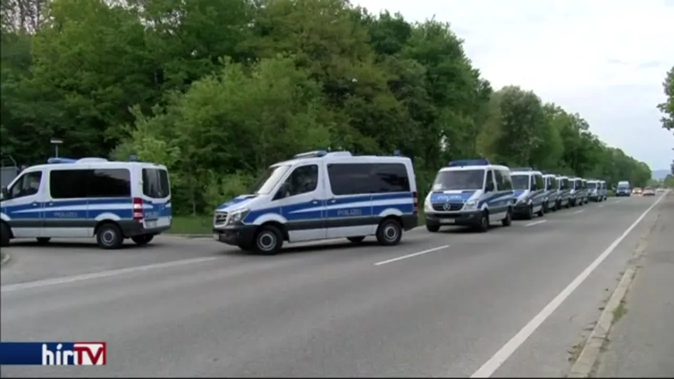 Megrohamozták a menekülttábort, kattant a bilincs a kiutasított migránson