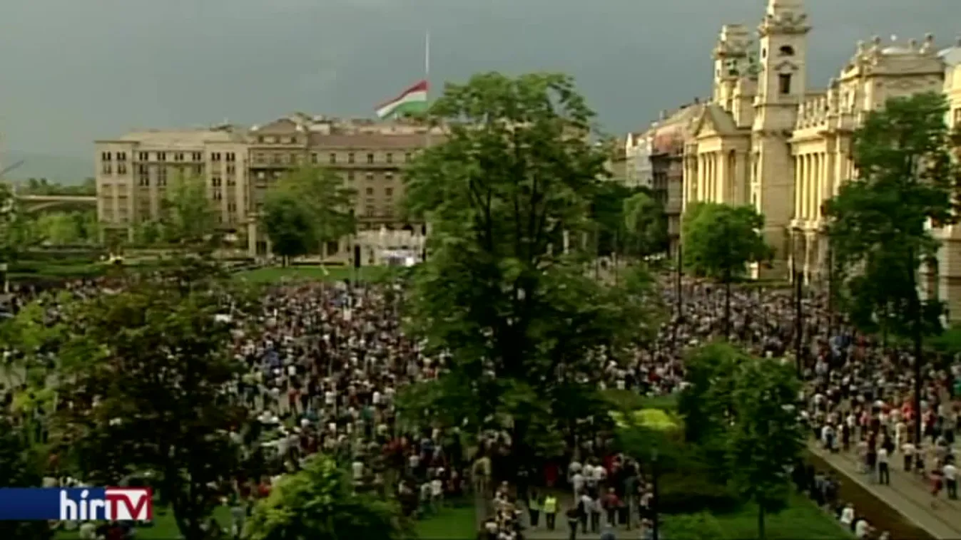 Orbán diktatúráját és az ellenzéki pártokat is bírálták