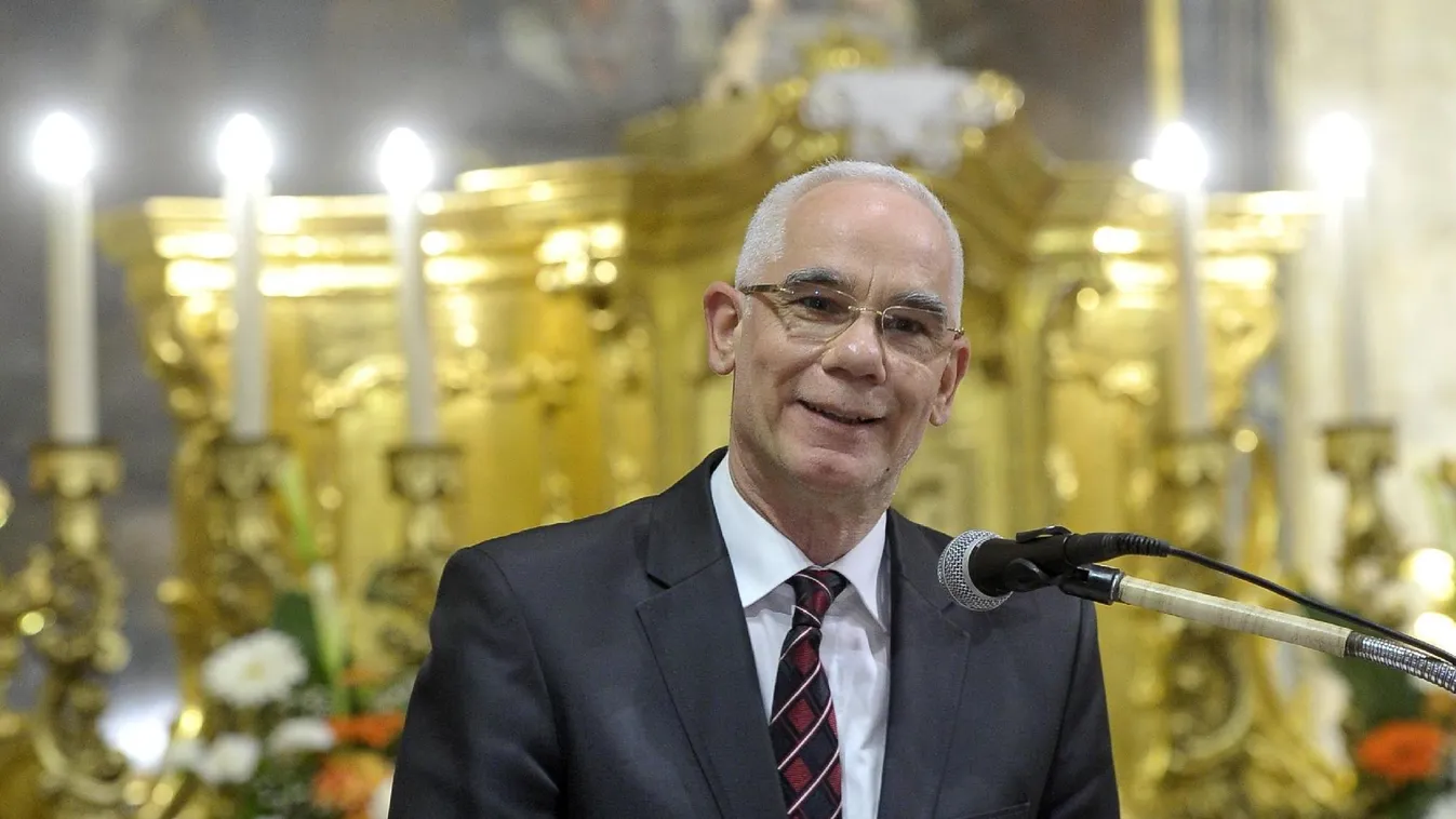 4 milliárd forintnyi jutalmat szórt szét Balog