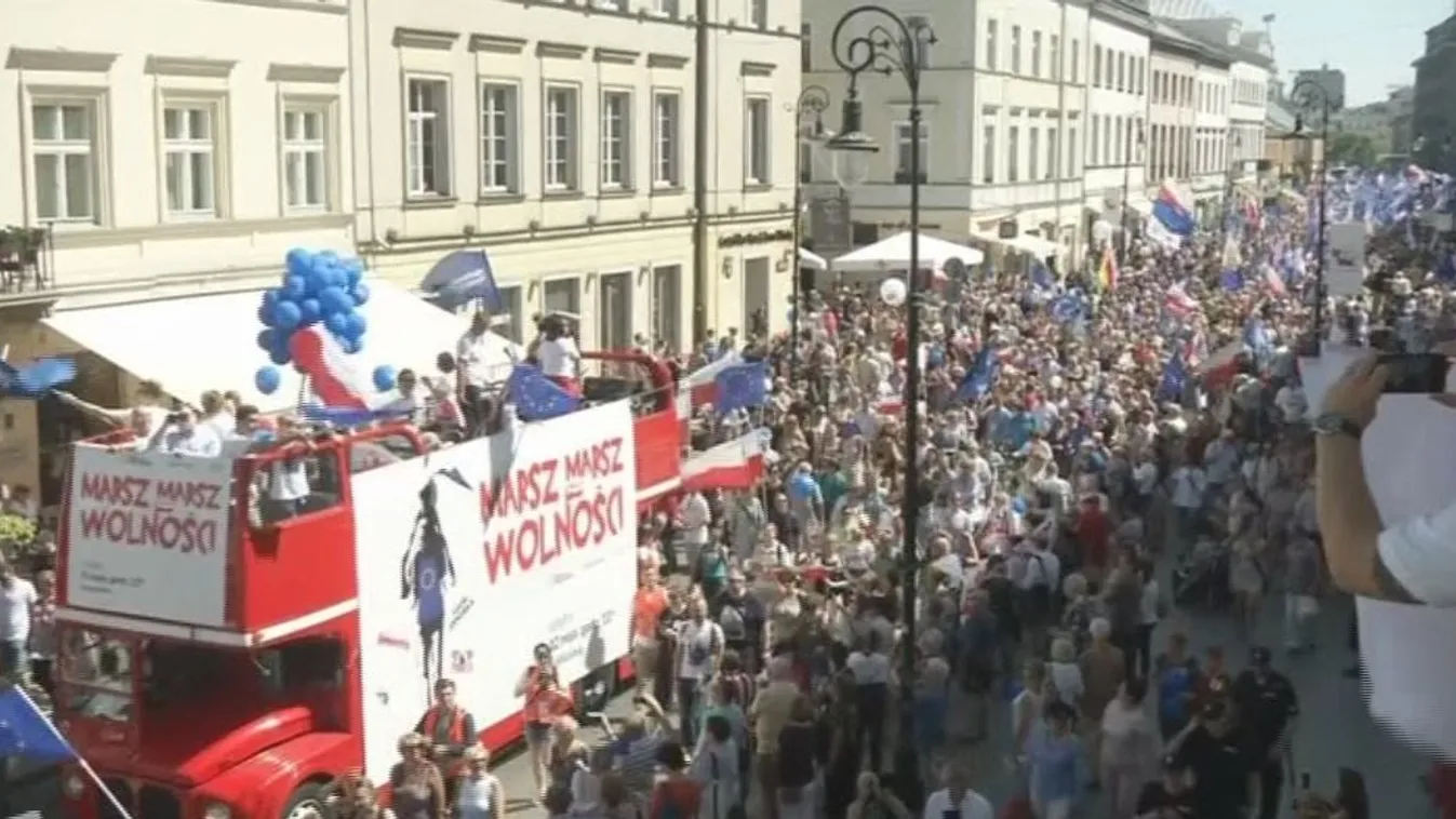 Több ezren tüntettek a kormány ellen Varsóban