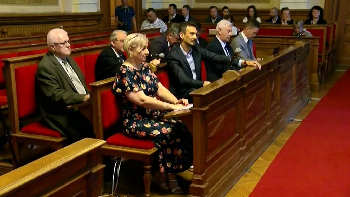 Bizonytalan bevétel, és tartozás ellenére milliárdos útfelújítás