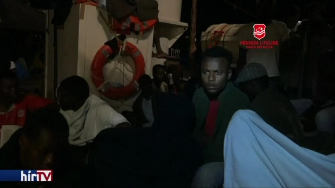 Kiköthetett egy migránsmentő dán konténerhajó Olaszországban