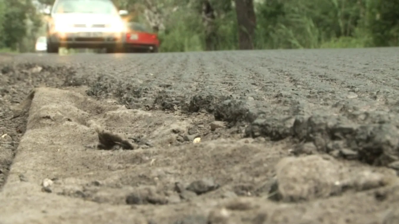 Böhöm teherautók teszik tönkre az amúgy is életveszélyes utat
