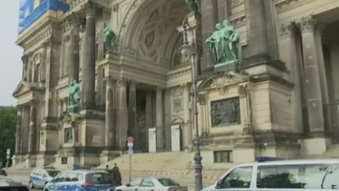 Lövöldözés volt a berlini székesegyházban