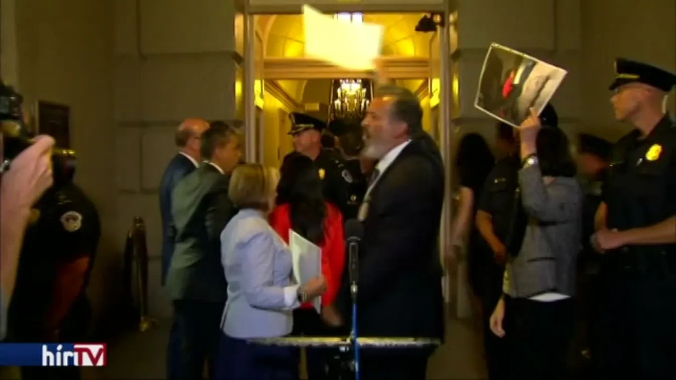 Trump engedett az óriási nyomásnak