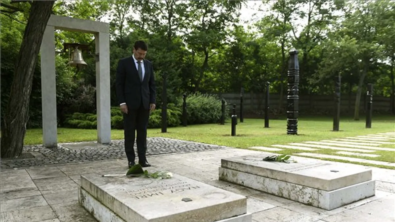 Áder János virágot vitt Nagy Imre és társai sírjához