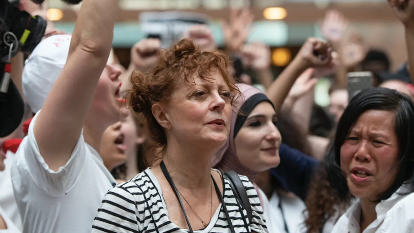 Susan Sarandon kezén kattant a bilincs