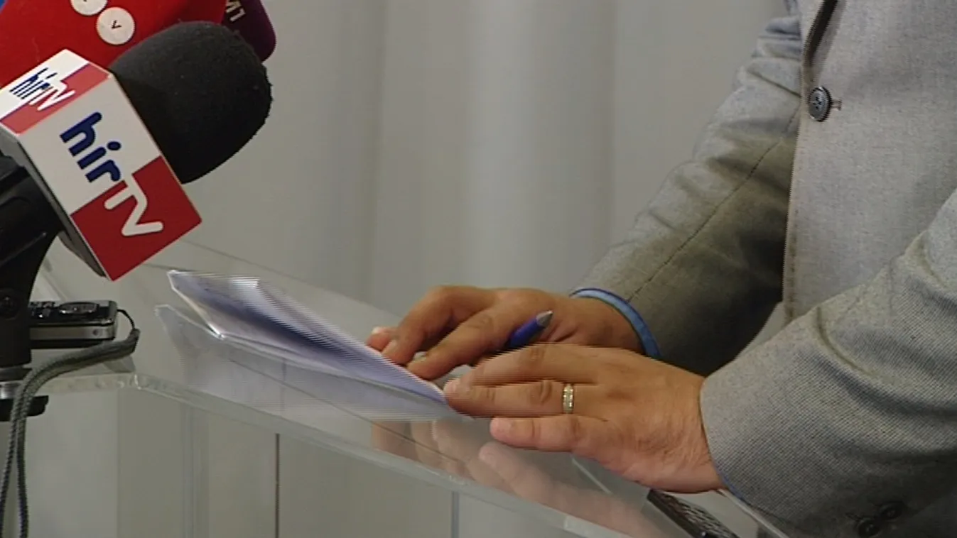 Hadházy: A kormány rendkívül fél, ezért neki semmi sem drága