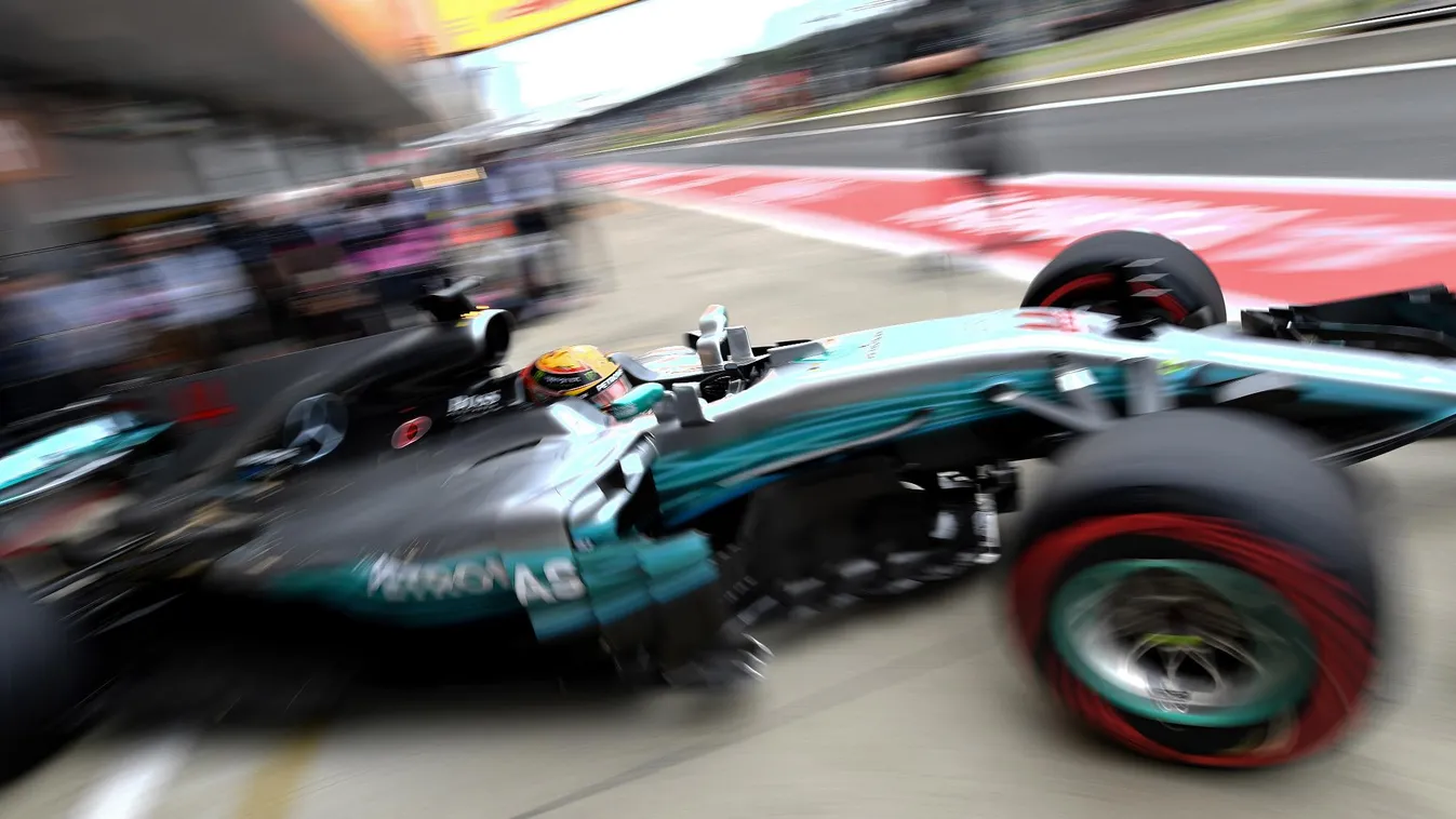 Hamilton elhappolta csapattársa elől a pole-t
