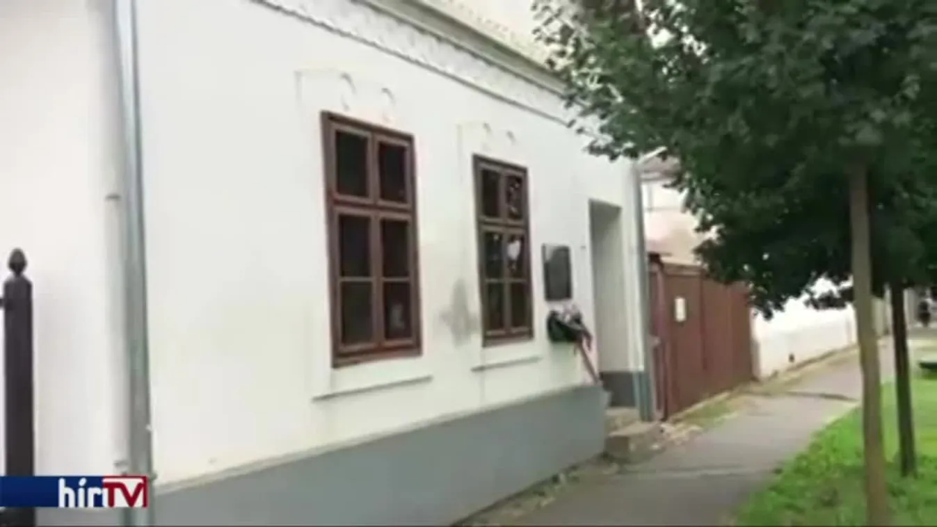 Lázár János szemét szúrják a lakatlan házak, lebontaná őket