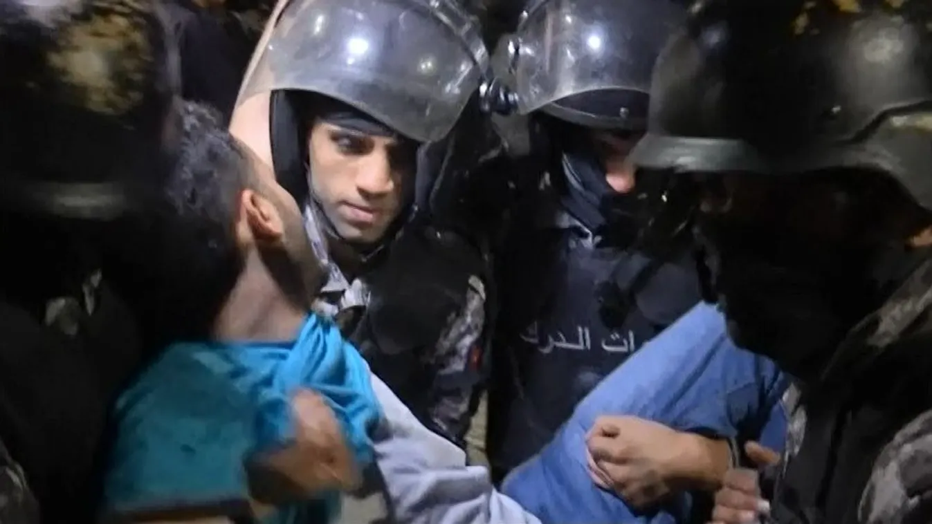 Elsöpörte a miniszterelnököt a tüntetéssorozat