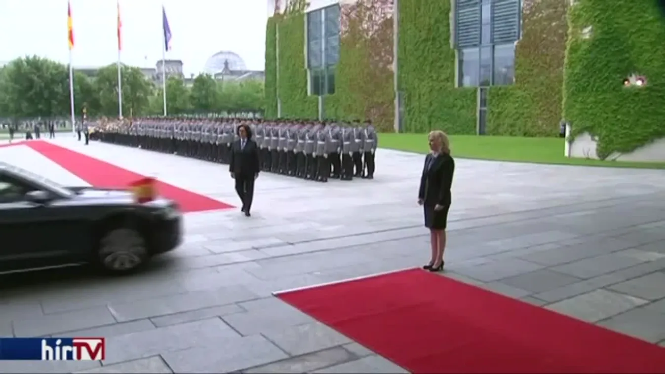Merkel két tűz között