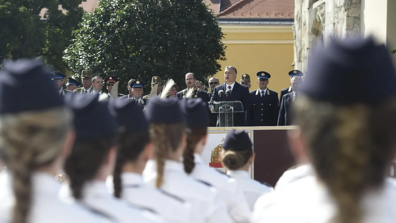 Orbán égető szükségét érzi a minél több egyenruhásnak