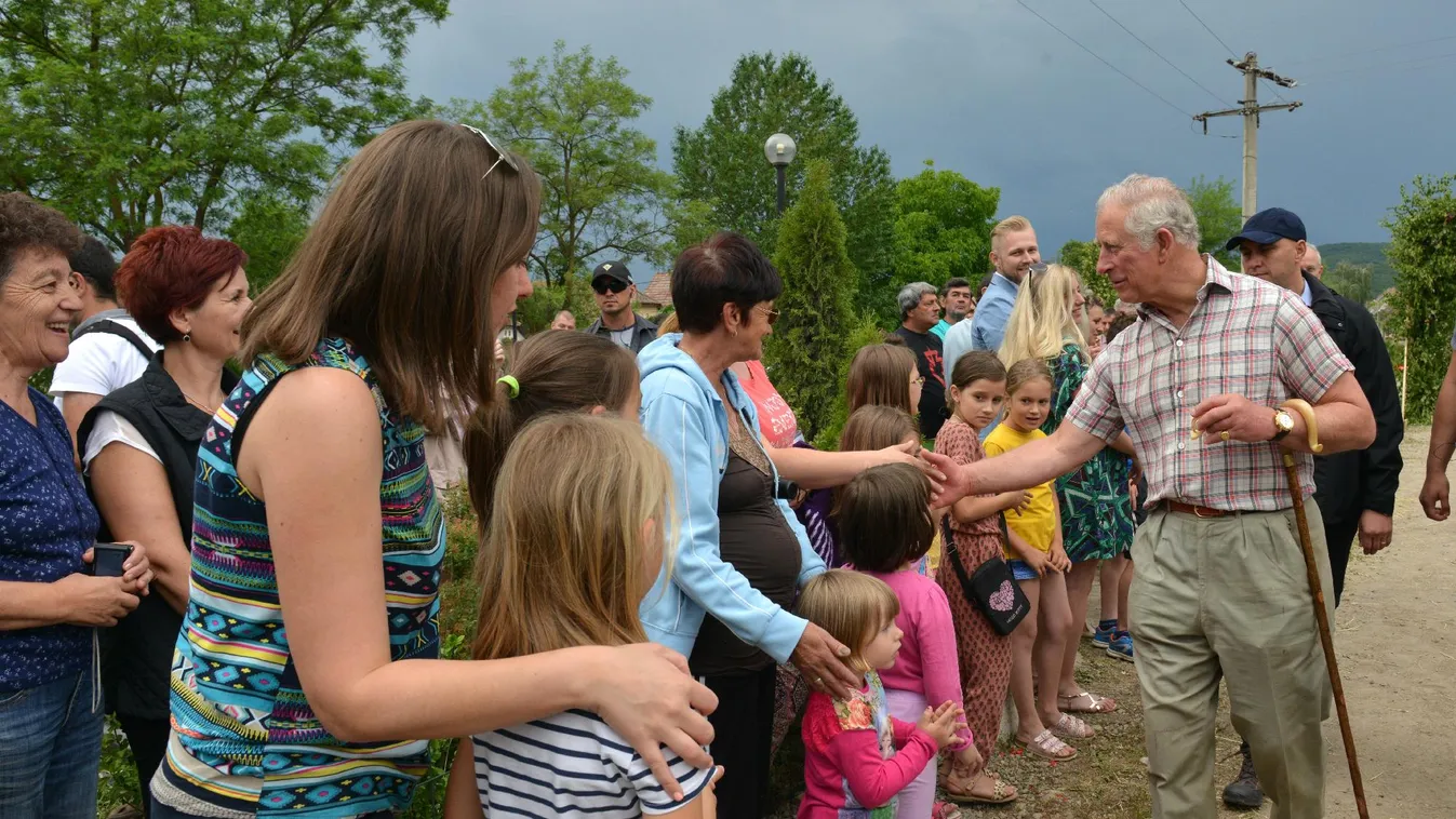 Pálinkázott és kürtőskalácsot kóstolt Sepsikőröspatakon Károly herceg