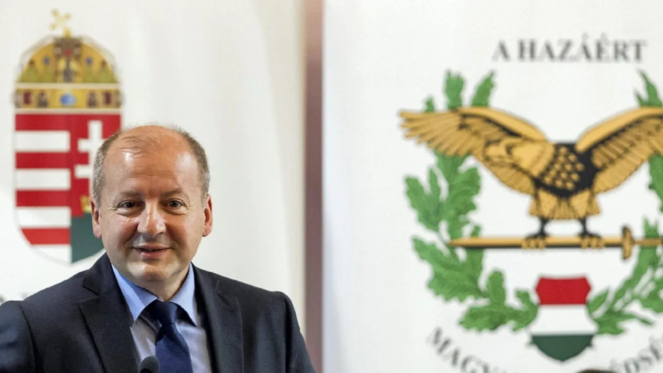 Simicskó István nevel minket hazafiassá