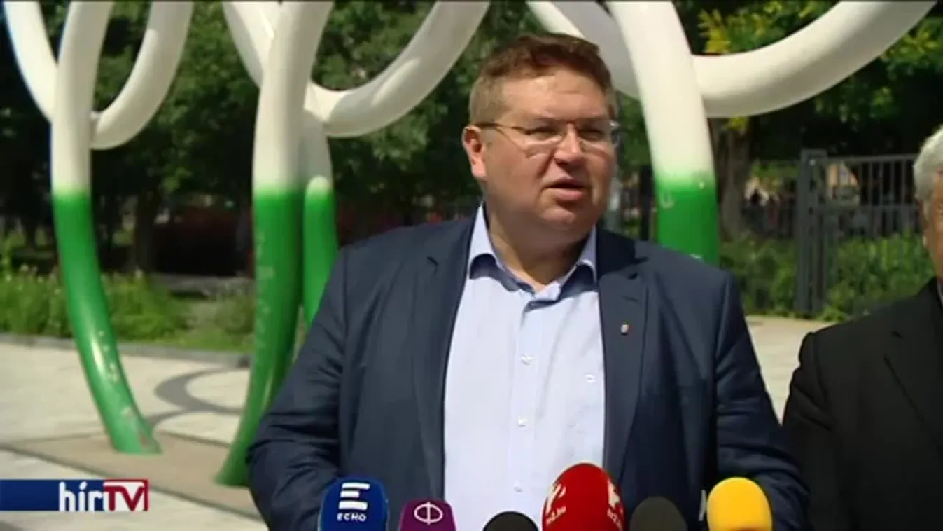 Emléknappal tisztelegnének az Aranycsapat és a labdarúgás előtt