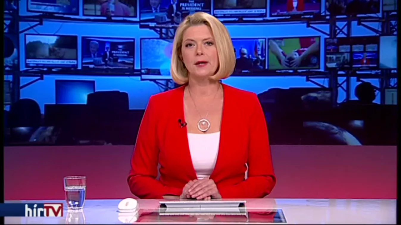 Színpadon kellett egy nőnek szájon csókolni az elnököt