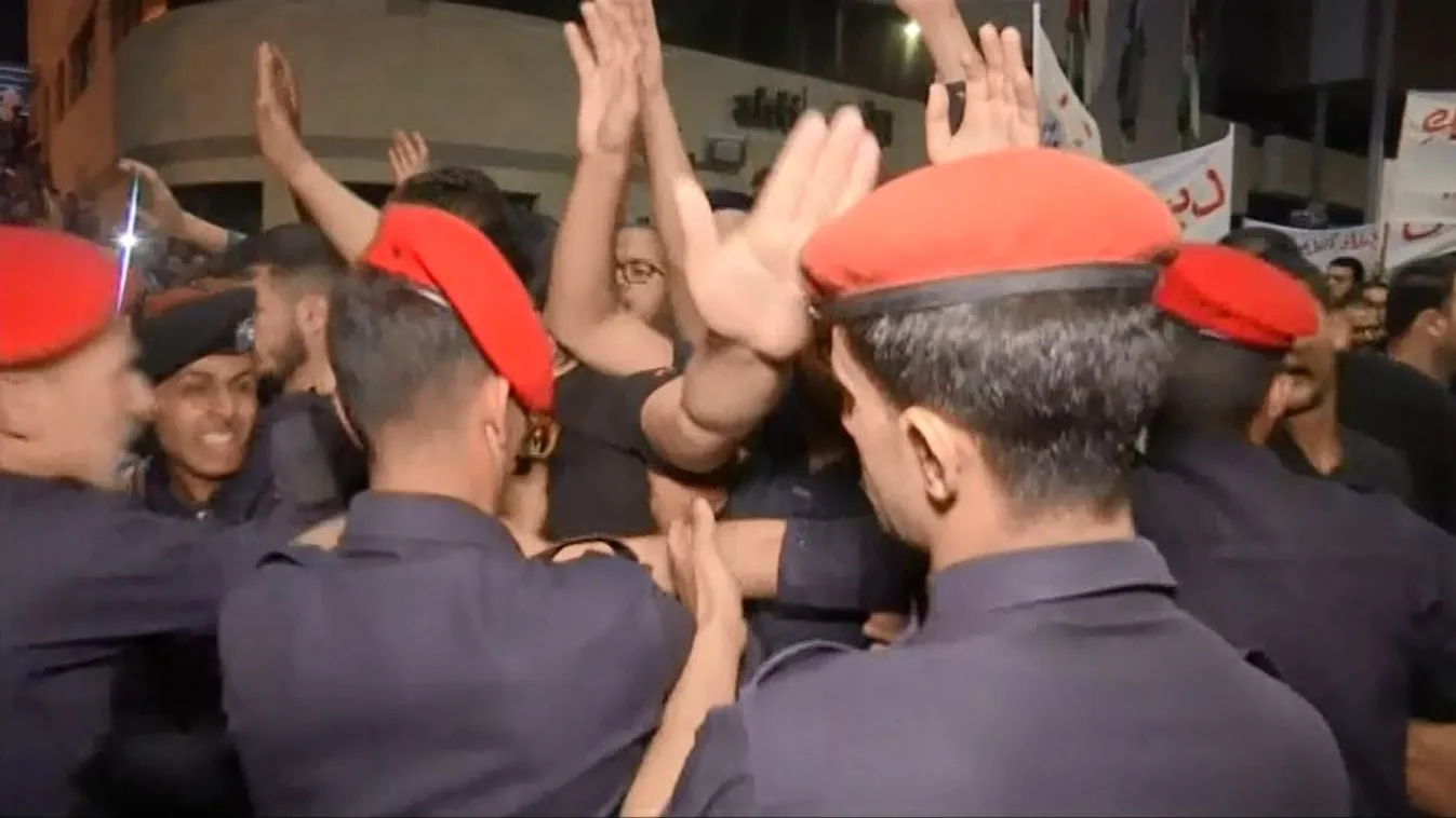 Egy hete tart az évek óta nem tapasztalt társadalmi felháborodás