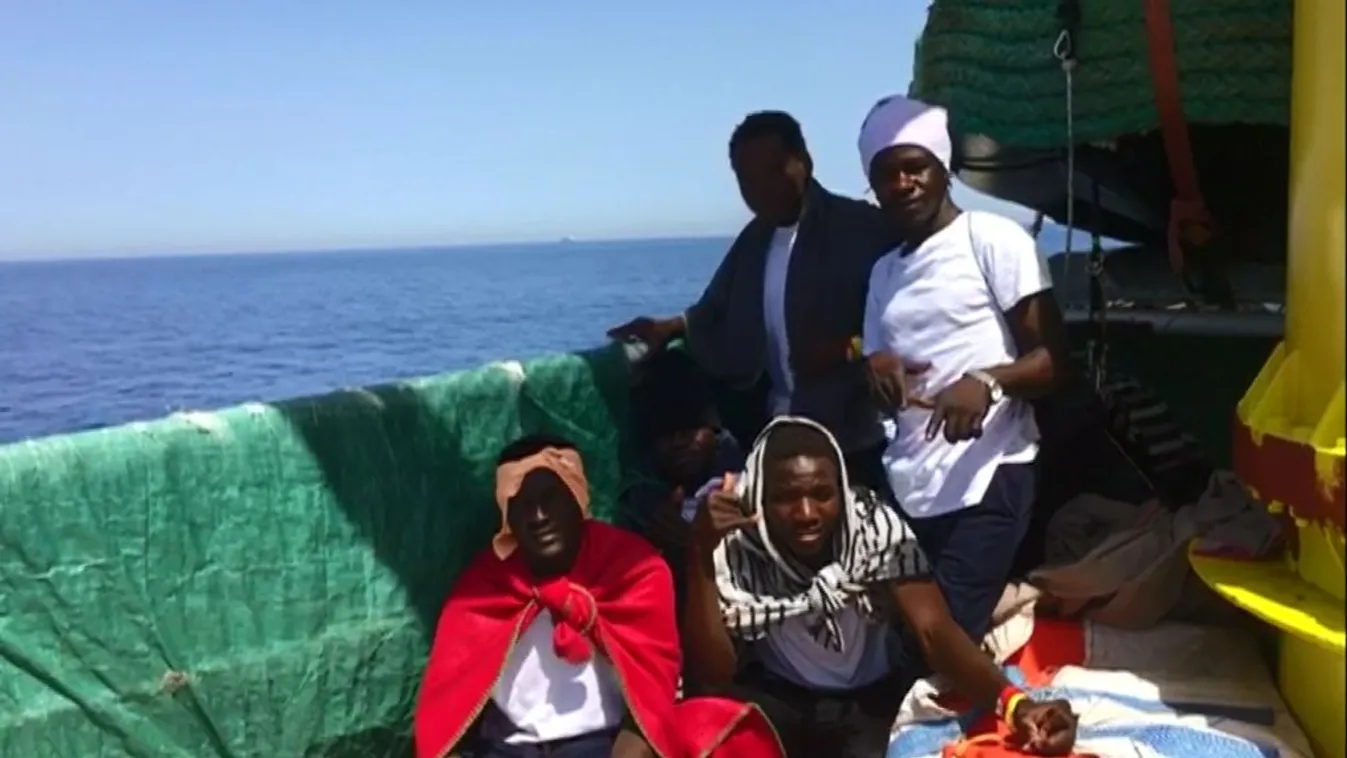 A spanyolok dobtak mentőövet a tengeren rekedt migránshajónak