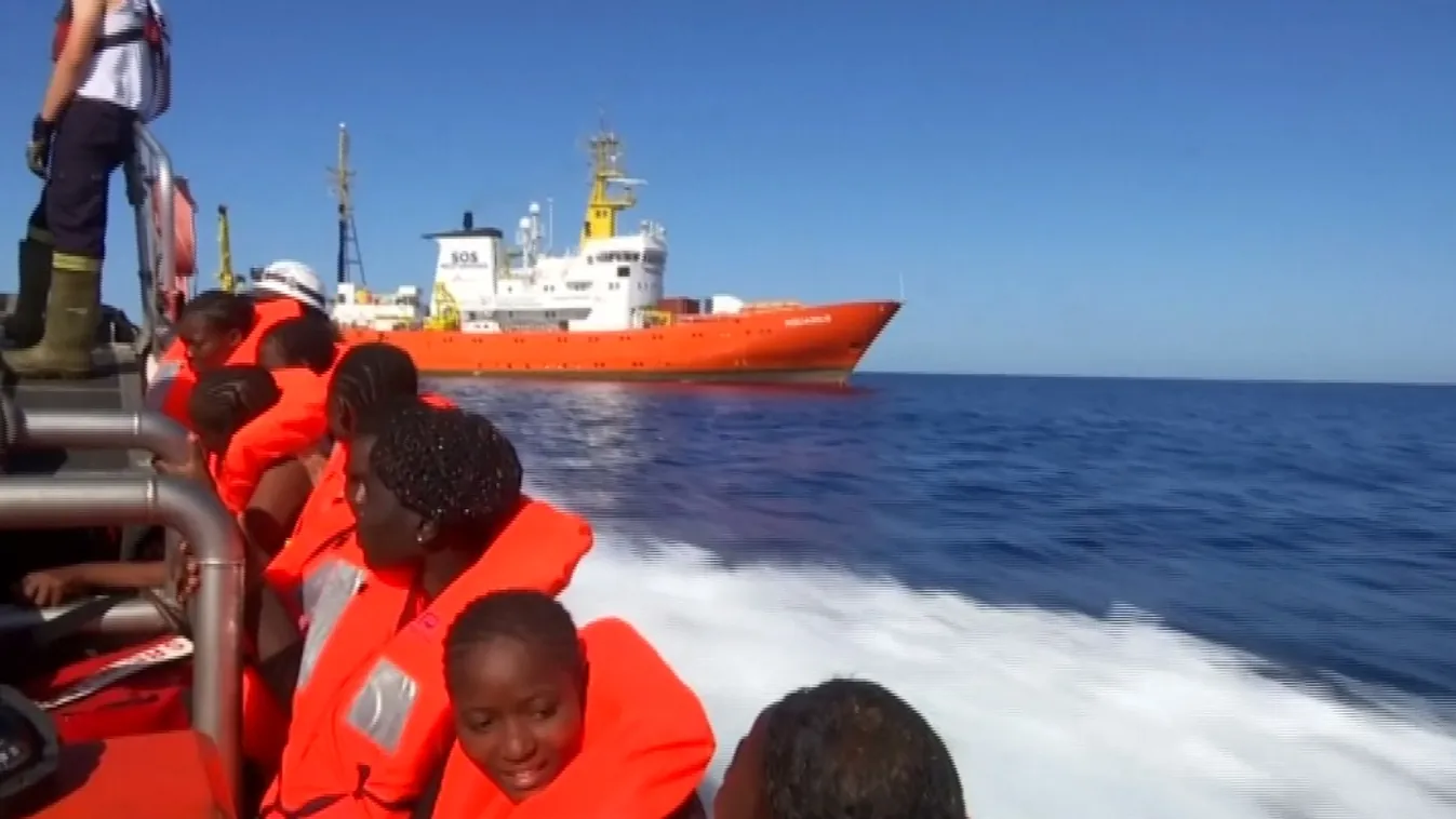 Migránsokkal teli segélyhajó rekedt nemzetközi vizeken
