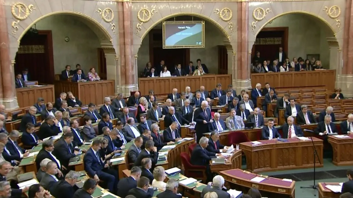 Elfogadták: az átlagfizetés háromszorosára emelték a képviselők fizetését