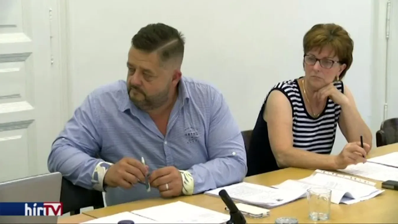 Egymás vádolják a csődért, de mégsem oszlott fel a képviselő-testület