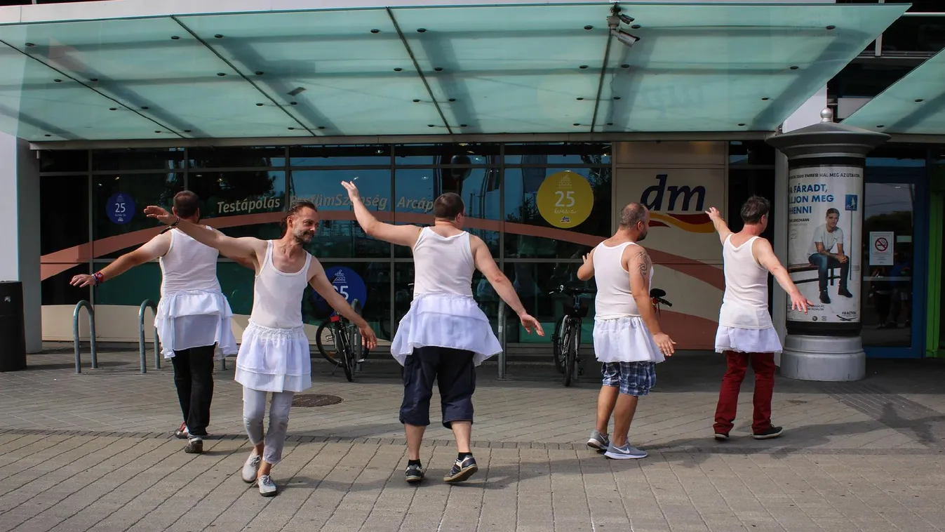 A Magyar Idők előtt balettozott a Kétfarkú