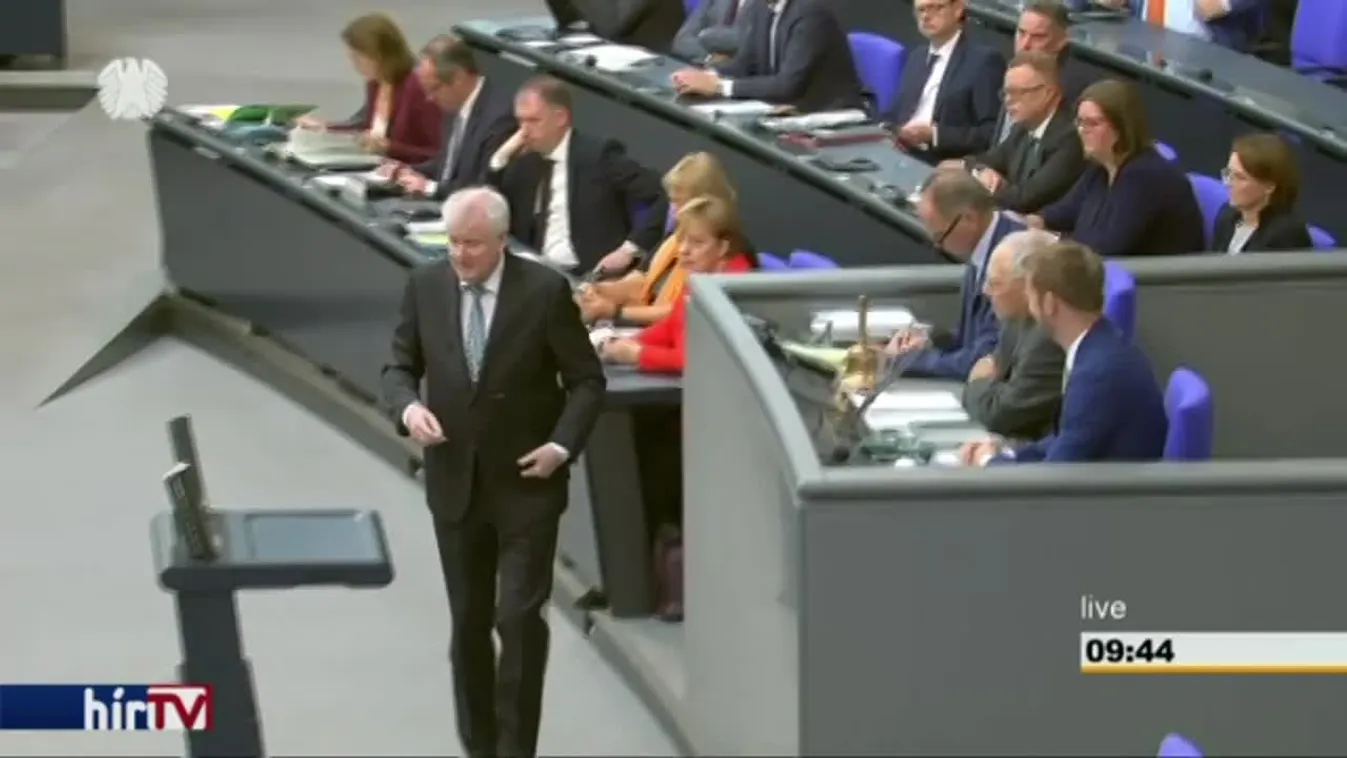 Seehofer: Mindig a szélvédőt nézzük, sose a visszapillantó tükröt