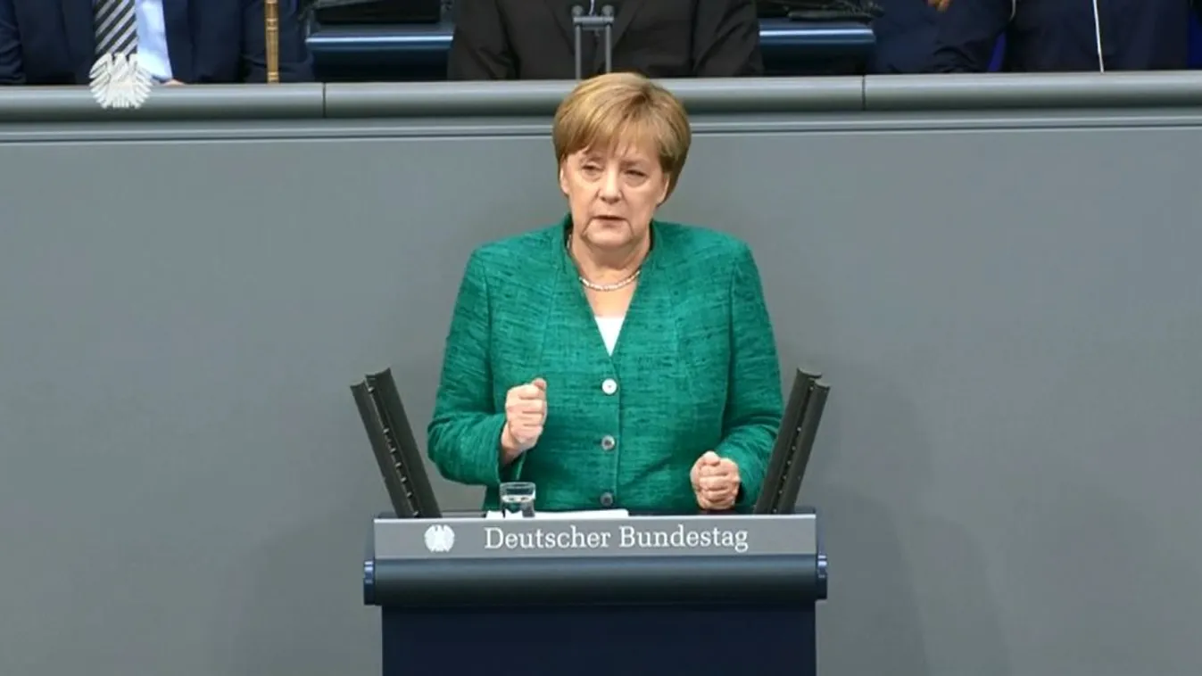 Nem lesz szakadás: Merkel és Seehofer egymás tenyerébe csapott