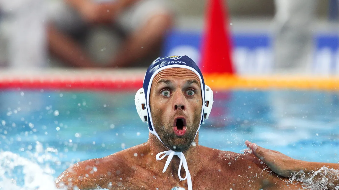 Sztárparádé a medencében