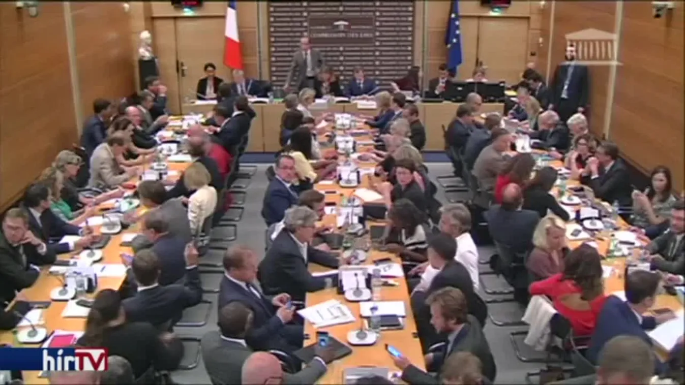 Egymásra mutogatnak Macron tanácsadójának ügyében