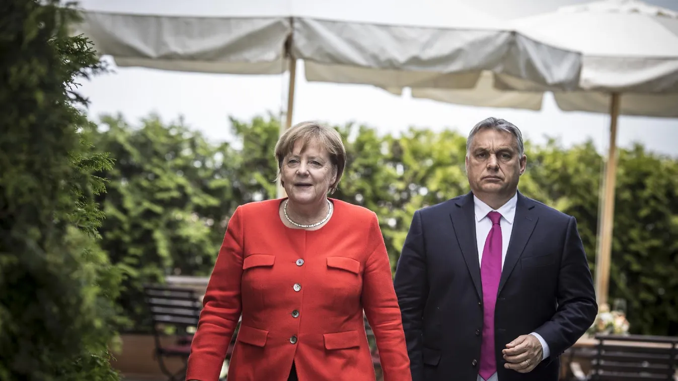 Orbán és Merkel emberiességhez való hozzáállását állítják szembe