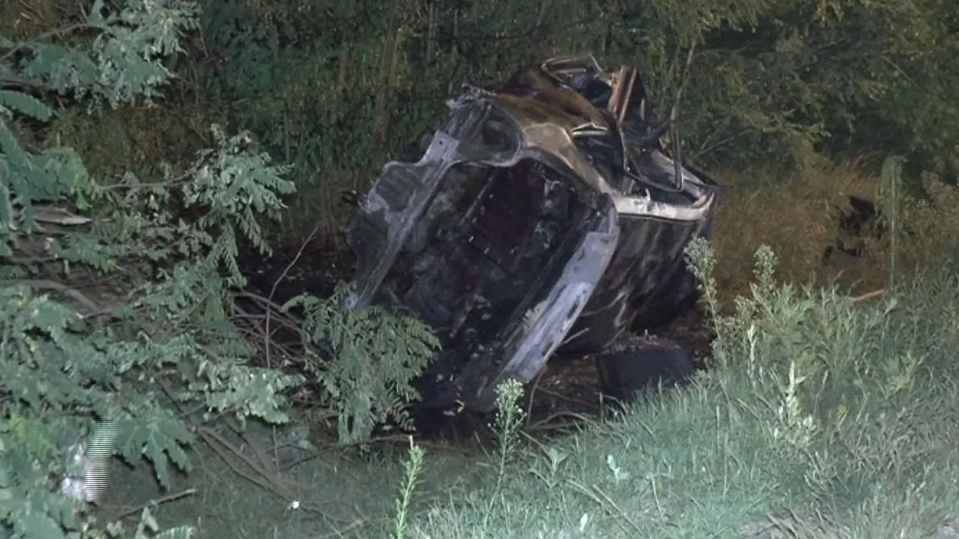 Hárman égtek bent egy autóban Lakiteleknél