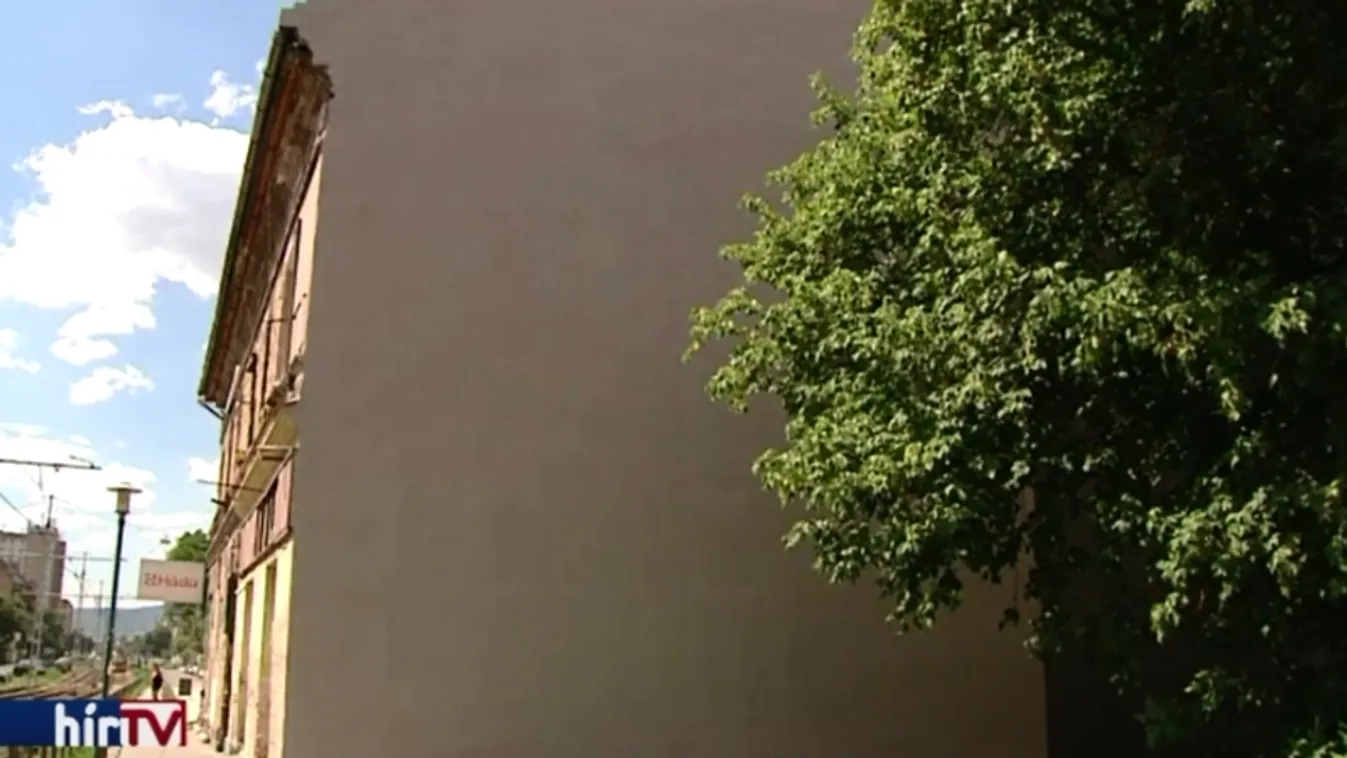 Javítás helyett teljesen lefestették az 56-os hőst