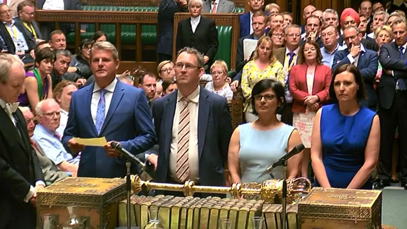 Apró változtatásokkal elfogadták a brexit-tervezetet