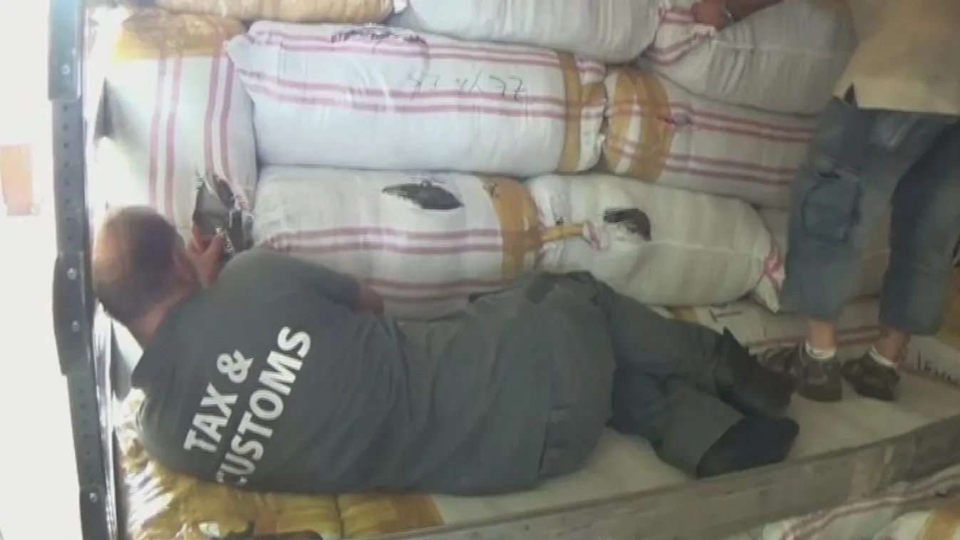 65 milliónyi hamis ruhát találtak a navosok