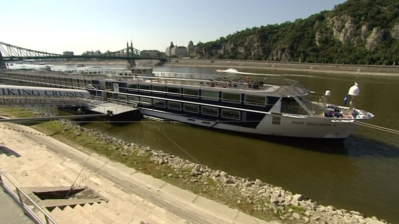 20-30 nagyobb turistahajó esett csapdába